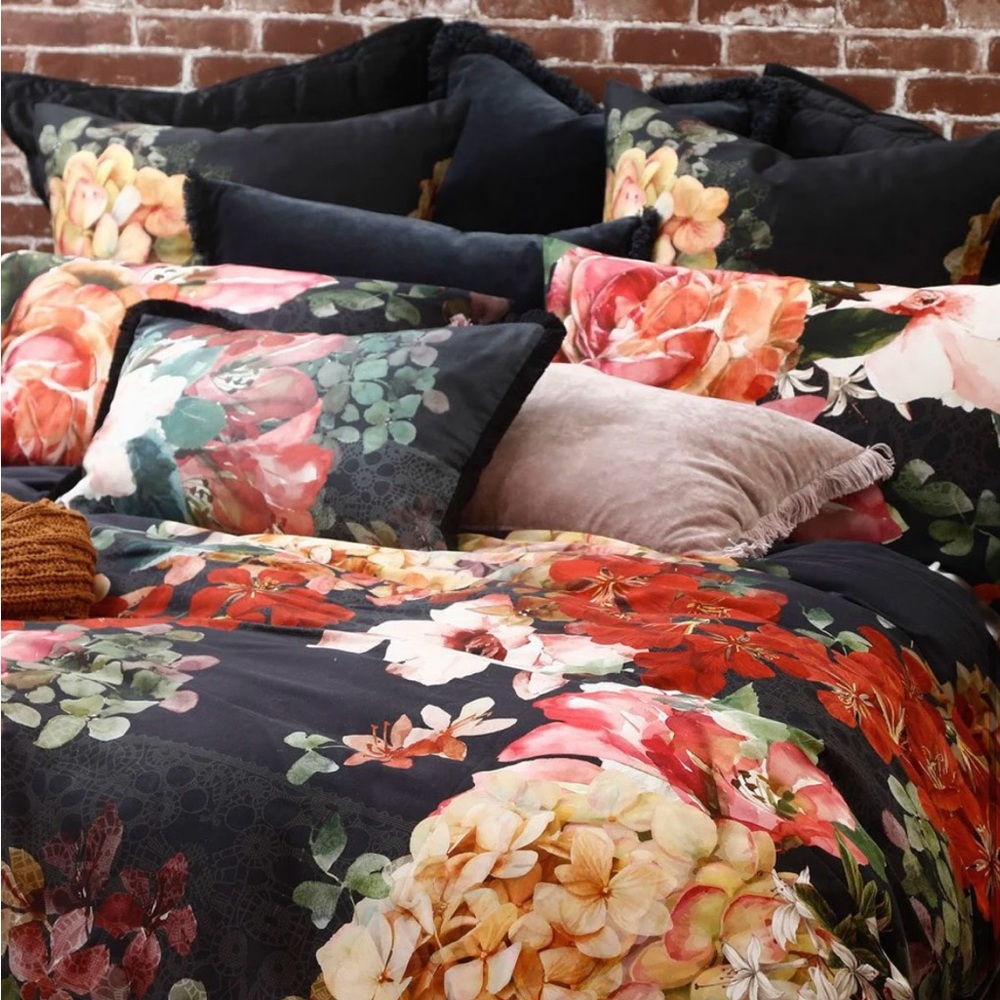 MM Linen Queen Duvet Cover and Two Standard Shams. Brand new.